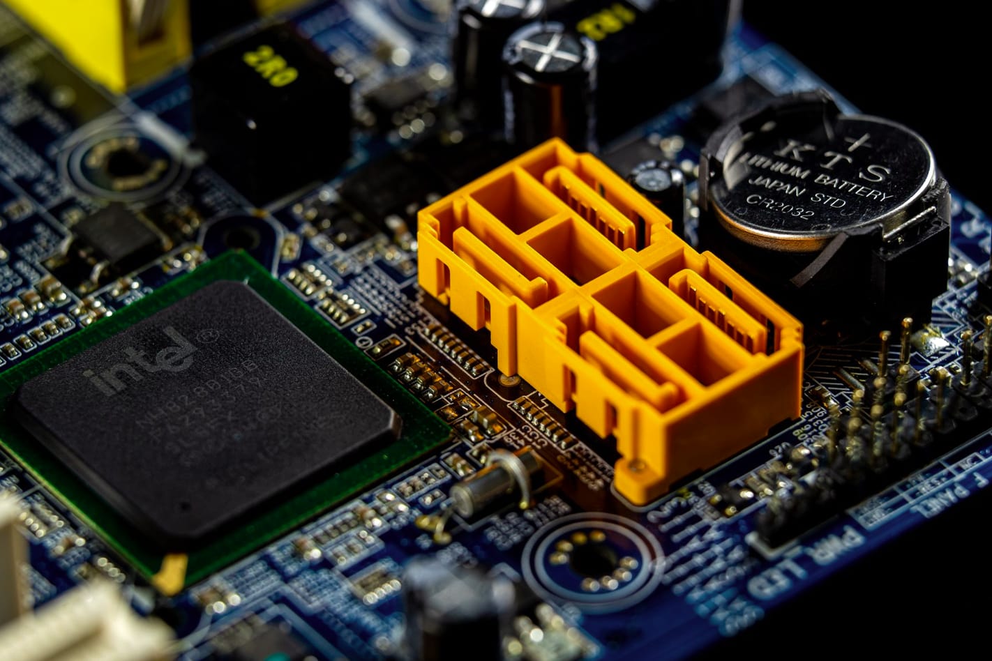Componentes e peças de hardware de computador organizados