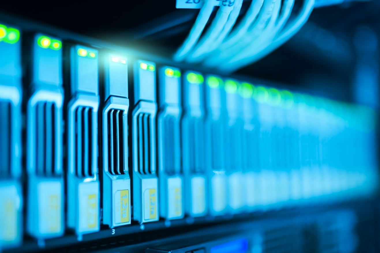 Racks de servidores em uma sala de dados iluminada